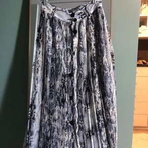 Zara long skirt with pleats and buttons.